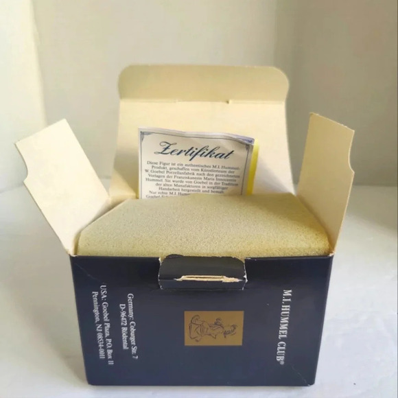 M.I. Hummel Club #1072 "Nature's Gift" Figure, EXC, Original Packaging - Picture 10 of 10